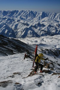 Boot packing up the ridgeline @ c.5000m © Scott Mackenzie